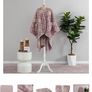 Berkshire Wearable Double Sided Black/Gray Sherpa Throw 
NWT ❄️☕️🎄